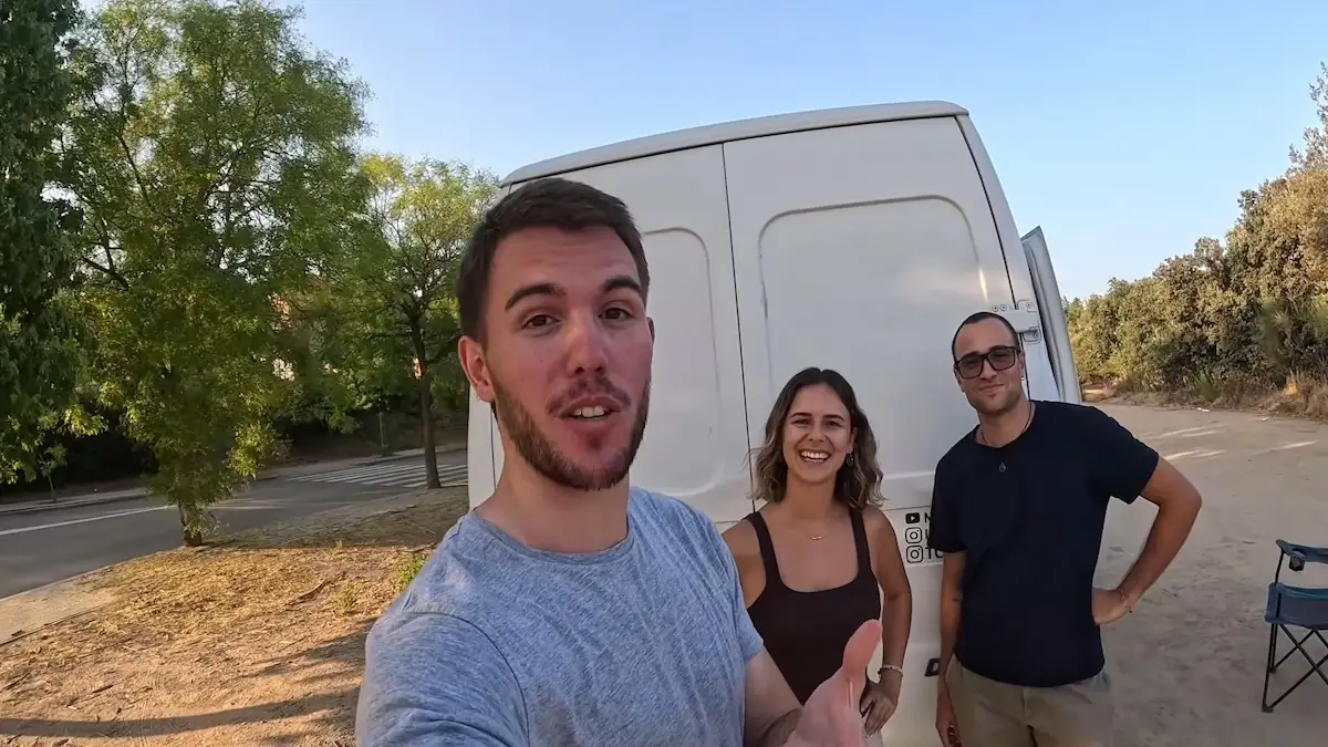 Arnau Serrado presentando la entrevista a Sara y Tony junto a su furgoneta camper