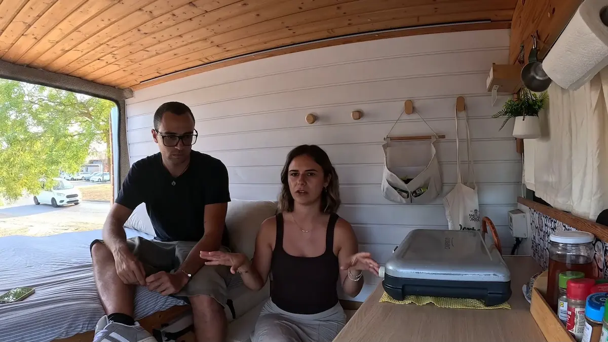 Sara y Tony conversan sentados en el interior de su furgoneta camper explicando la convivencia