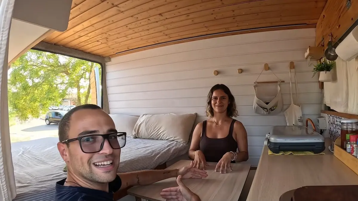 Mesa desmontable utilizada como escritorio de trabajo en el interior de la furgoneta camper