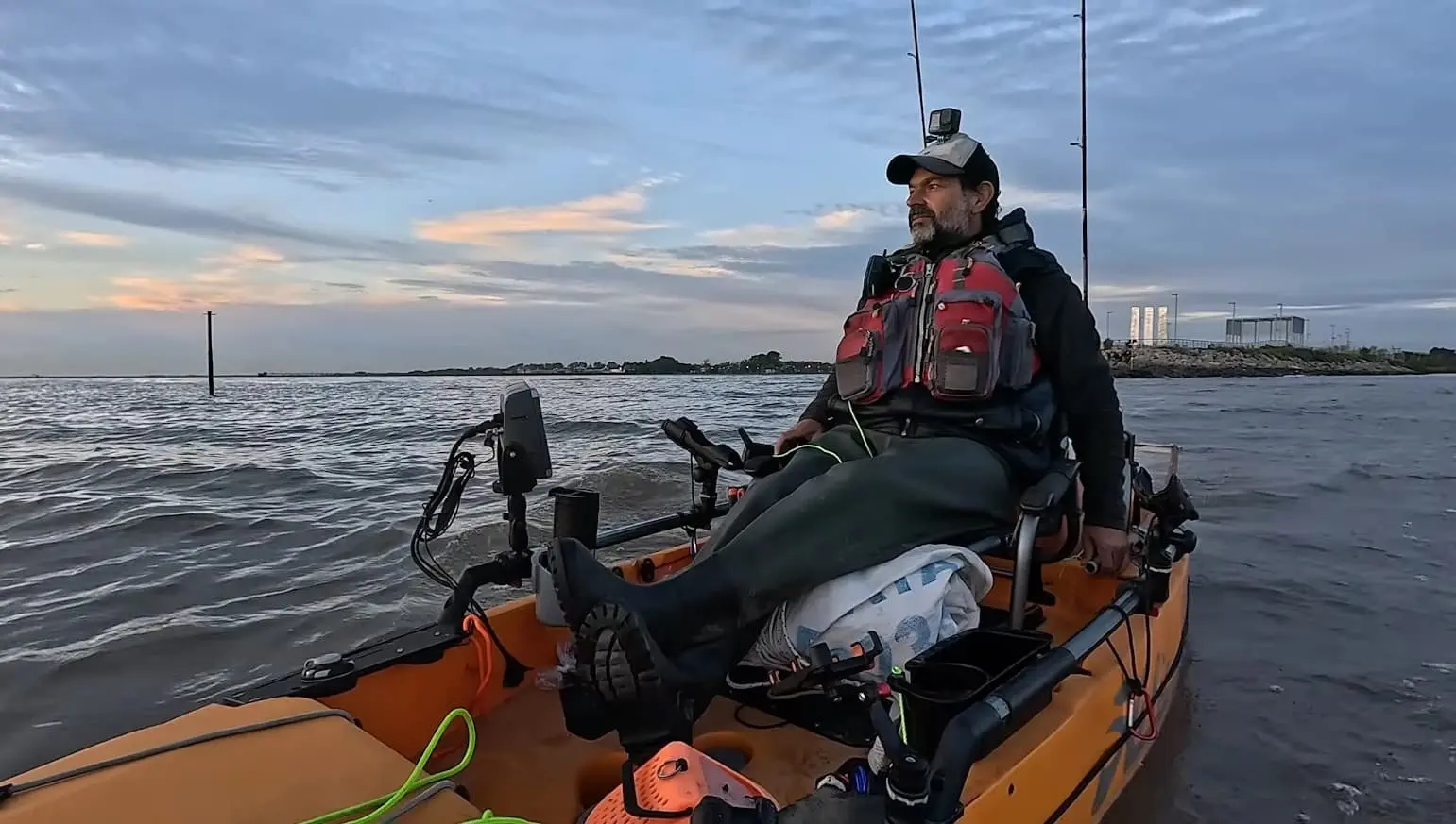Rodrigo Cobas iniciando la navegación en kayak Hobie PA14 al amanecer en el Río de la Plata