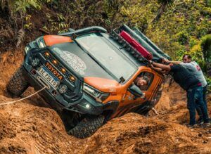 Adrián Rebello en actividad de Sin Huellas 4x4 durante una travesía off road
