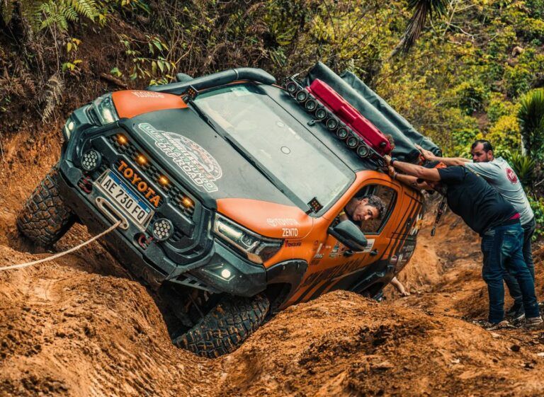 Adrián Rebello en actividad de Sin Huellas 4x4 durante una travesía off road