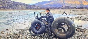 Charly Sinewan en moto durante el epílogo de la temporada 25 de su viaje.