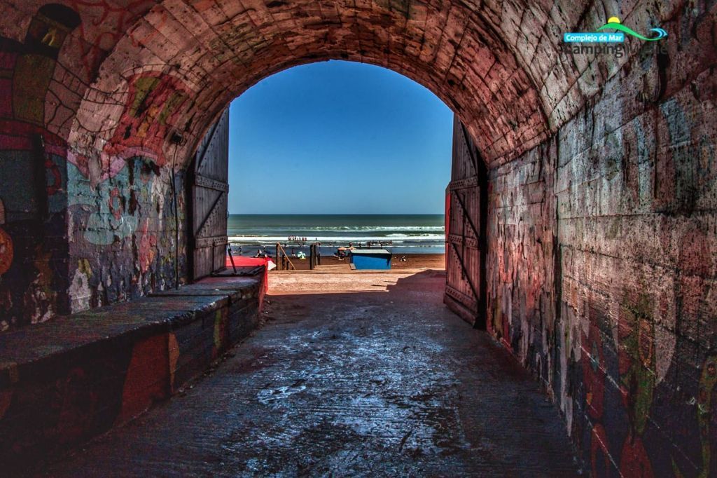 Túnel de acceso seguro desde el Camping Miguel Lillo hacia la playa en Necochea.