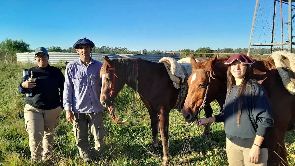 Ivan Calei junto a Hector y Veronica con caballos tomando mate Paraje Piedritas Corrientes Red Rumbo