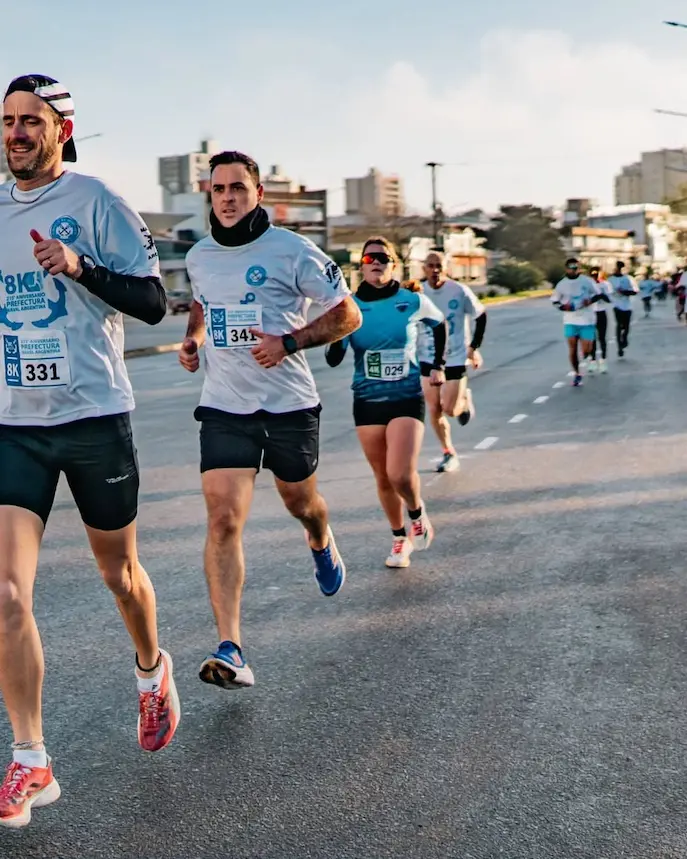 Corredores participando en la carrera de calle de la Prefectura Naval Argentina en Mar del Plata.