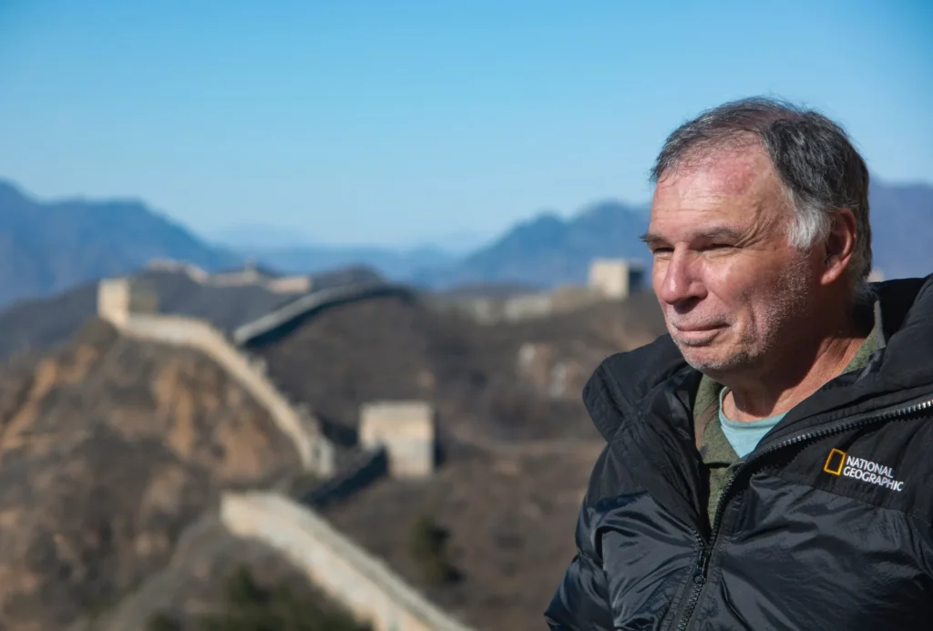 “Chion Albertoni en la Muralla China, retratado con campera de National Geographic.”