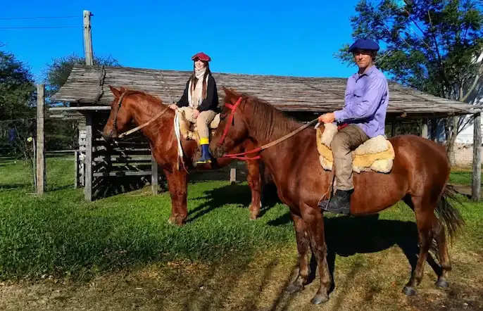 Héctor y Verónica a caballo manteniendo las tradiciones rurales en Paraje Piedritas, Corrientes.