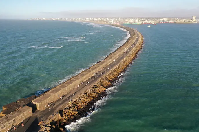 Vista aérea de la carrera de calle de Prefectura en la escollera del puerto de Mar del Plata.