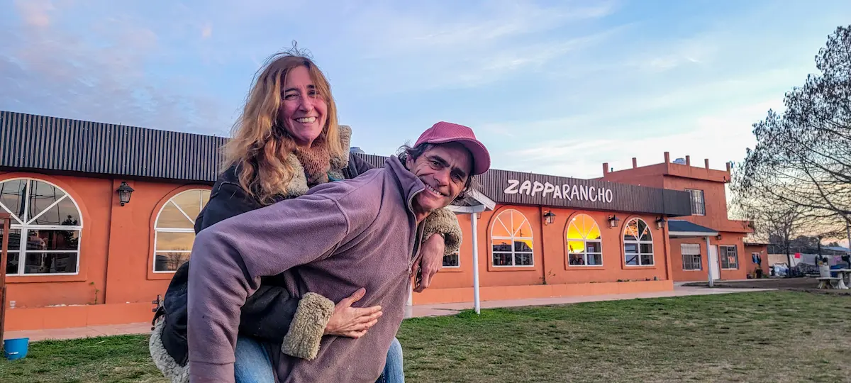 Candelaria y Gérman Zapp sonriendo en el predio del Zaparrancho.