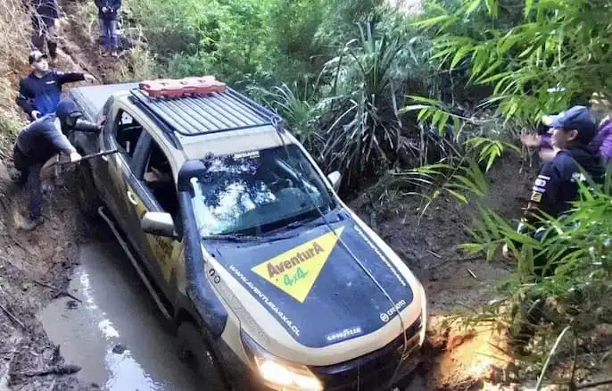 Camionetas 4x4 realizando una travesía off-road en los paisajes andinos de Chile