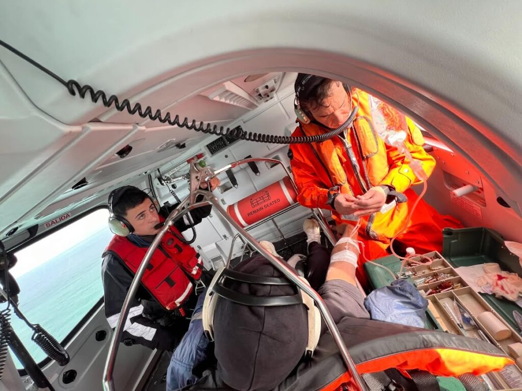 Aeroevacuación Prefectura carguero durante un rescate en alta mar