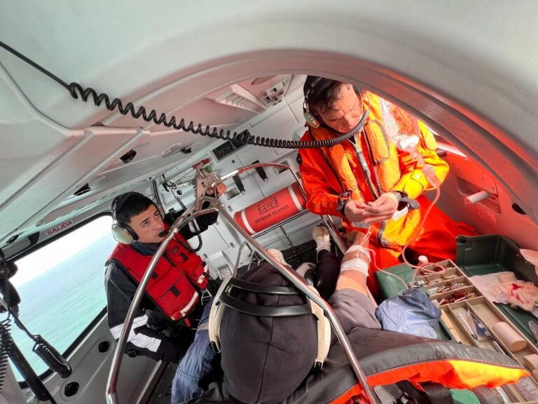 Aeroevacuación Prefectura carguero durante un rescate en alta mar