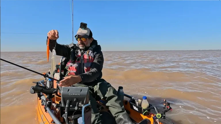 Rodrigo Cobas mostrando el primer pejerrey de la temporada en kayak por el Río de la Plata