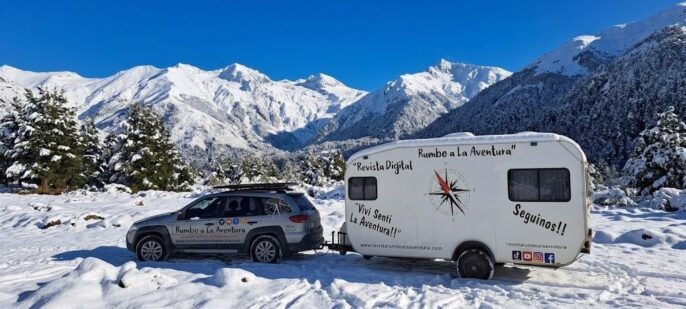 Camioneta y casa rodante en el frío camino hacia Mendoza.