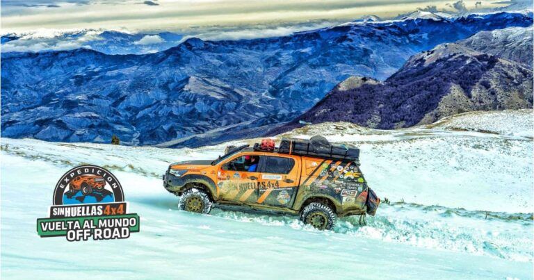 Vehículos 4x4 de Sin Huellas avanzando en una travesía off‑road entre montañas y naturaleza.