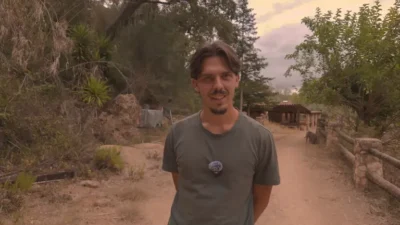 Arnau Serrado junto a Iker de Vida en Vela en su finca autosuficiente