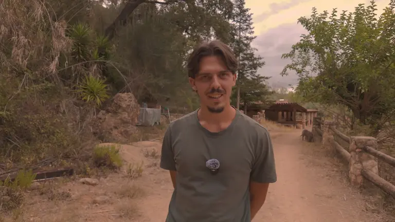 Arnau Serrado junto a Iker de Vida en Vela en su finca autosuficiente