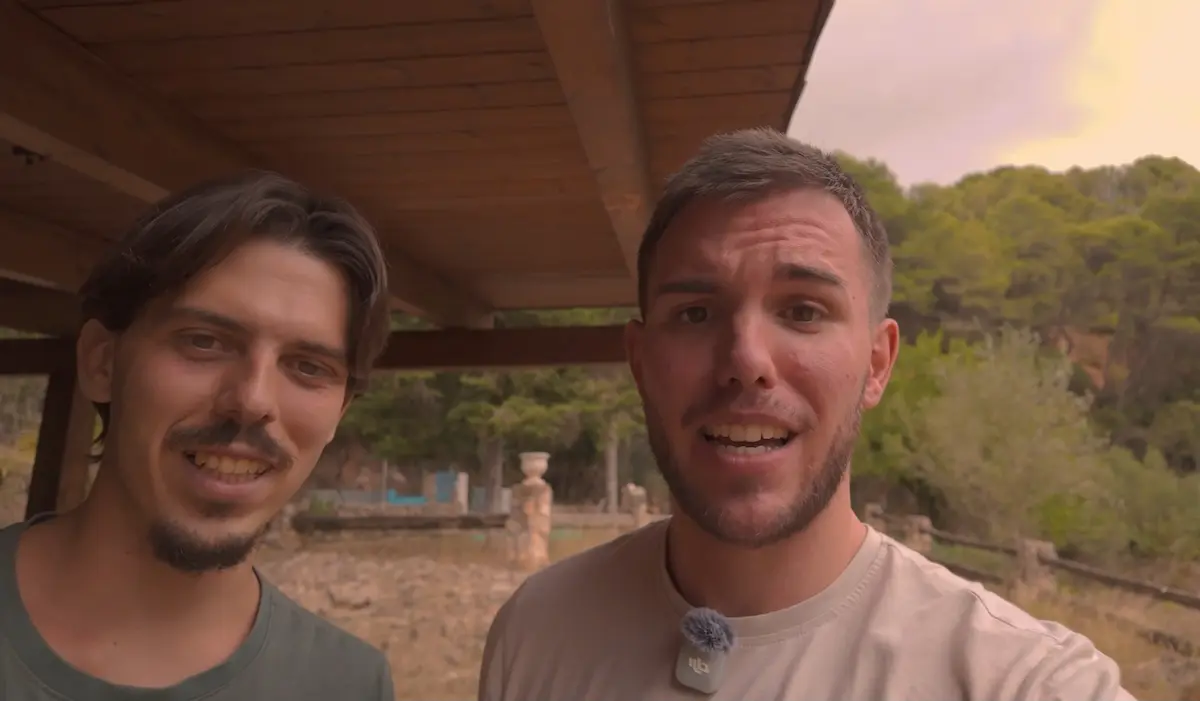 Arnau Serrado e Iker de Vida en Vela sonriendo durante la entrevista en el campo