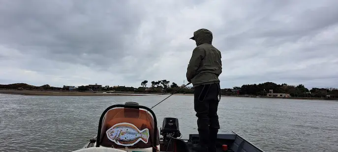 Pesca de lenguados en bote albufera de Mar Chiquita en invierno.
