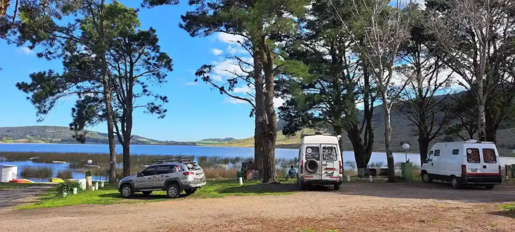 Zona de camping y motorhomes frente a la costa y las sierras en el Club de Pesca Balcarce de Laguna La Brava