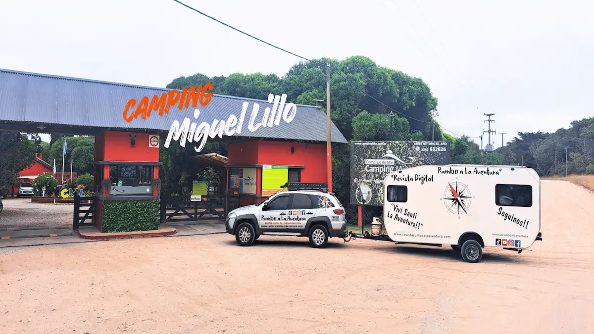 Vehículo y casa rodante de Rumbo a La Aventura en el ingreso al Camping Miguel Lillo, Necochea.