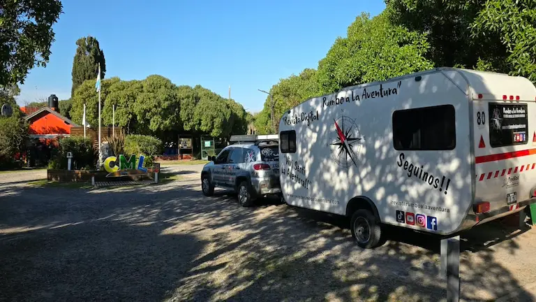 Casa rodante estacionada en la entrada del Complejo Camping Miguel Lillo en Necochea