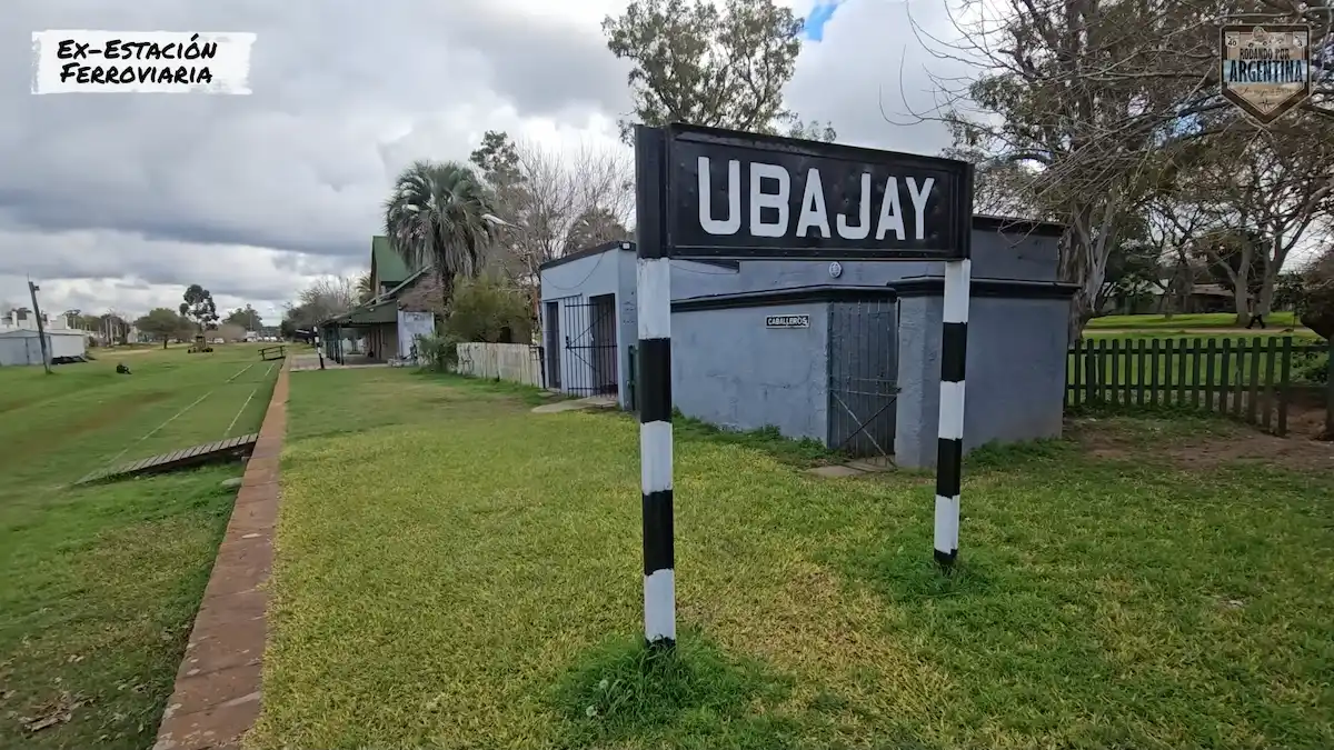 Antiguo cartel ferroviario con el nombre Ubajay en el predio de la ex estación de trenes en Entre Ríos.