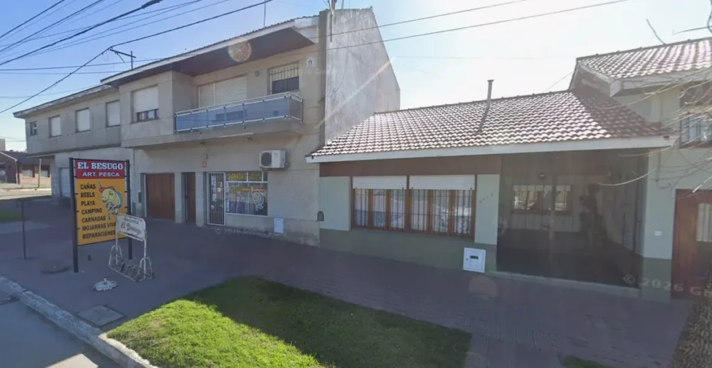 Frente de la casa de pesca El Besugo en Necochea
