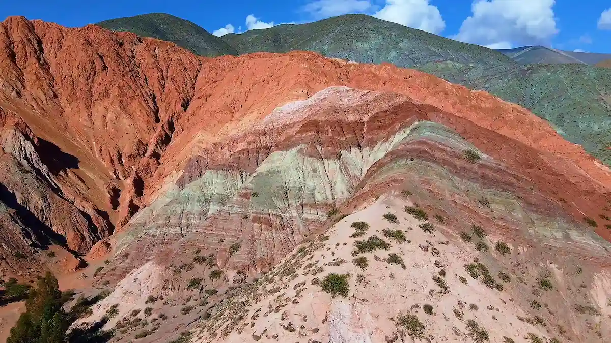 Vista del majestuoso Cerro de los Siete Colores con sus distintas capas de minerales bajo un cielo azul despejado en Purmamarca, Jujuy.