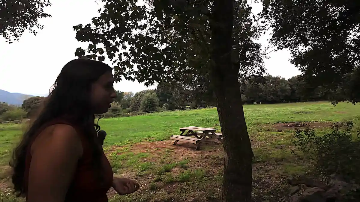 Espacio de fogón y mirador natural en la finca de Estrella Burruezo para encuentros comunitarios.