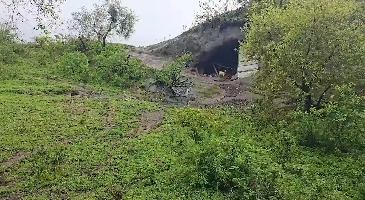 Refugio natural excavado en la roca en medio de las sierras verdes de San Pedro de Colalao