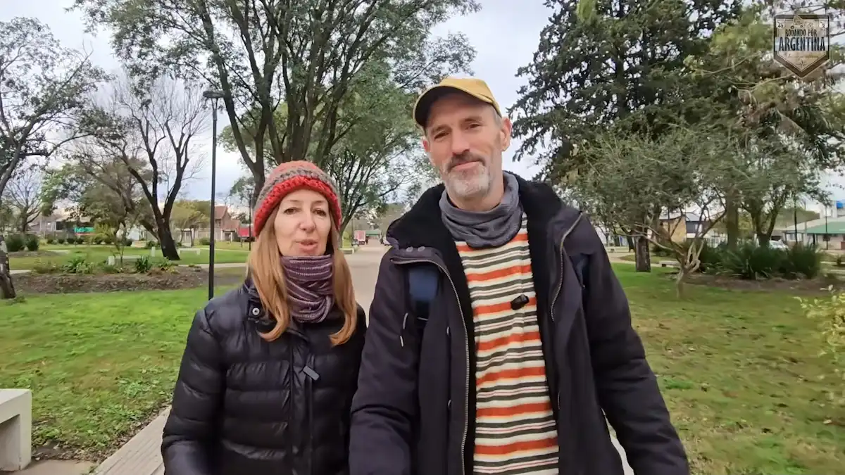 Daniel Toscano y Marcela caminando por el parque urbano de Ubajay, Entre Ríos.