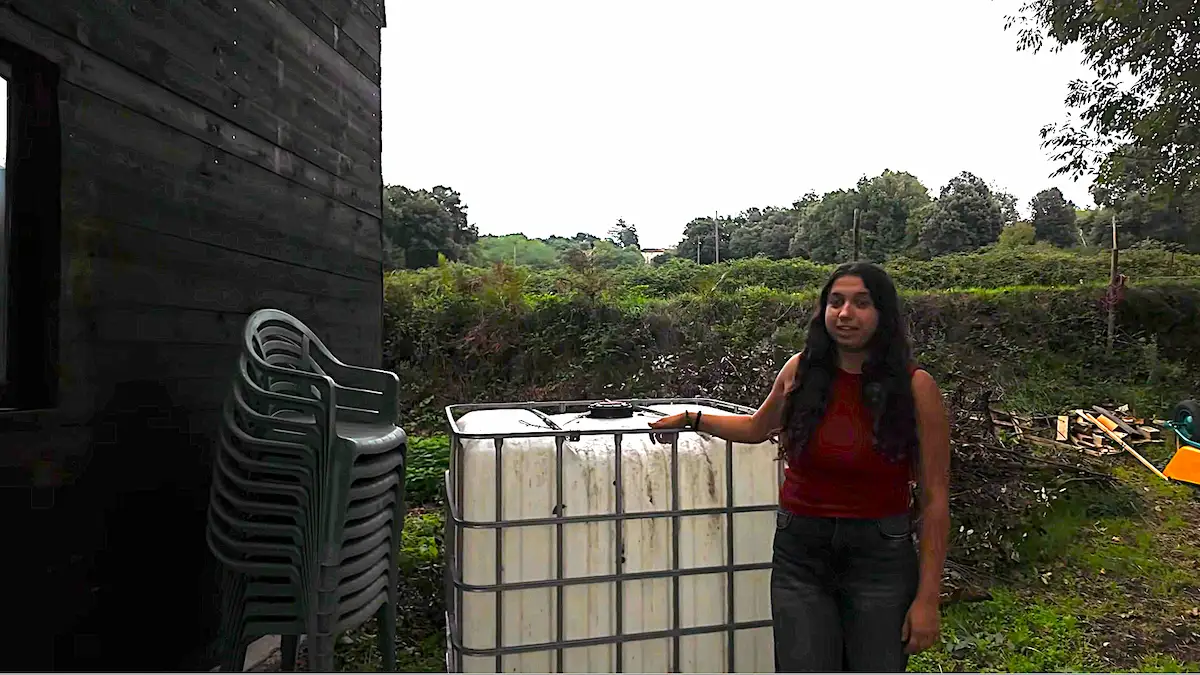 Depósito de mil litros para recolección de agua de lluvia en la finca autosuficiente.