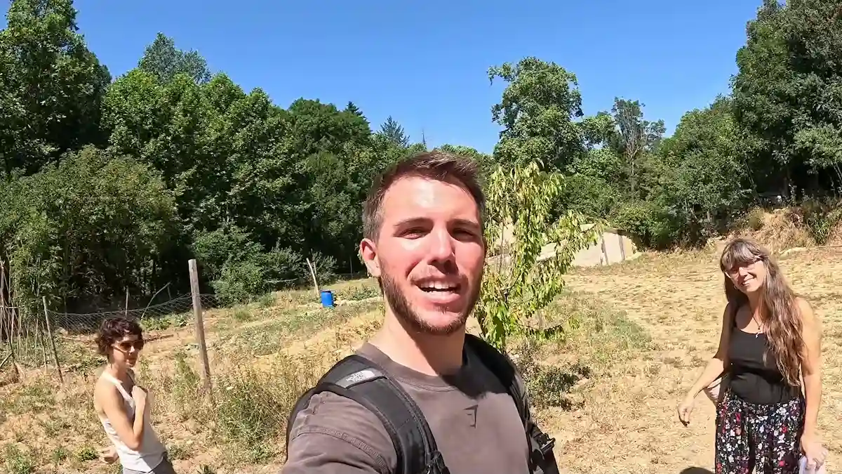Integrantes de la eco-comunidad recorriendo los terrenos de la finca en un día soleado