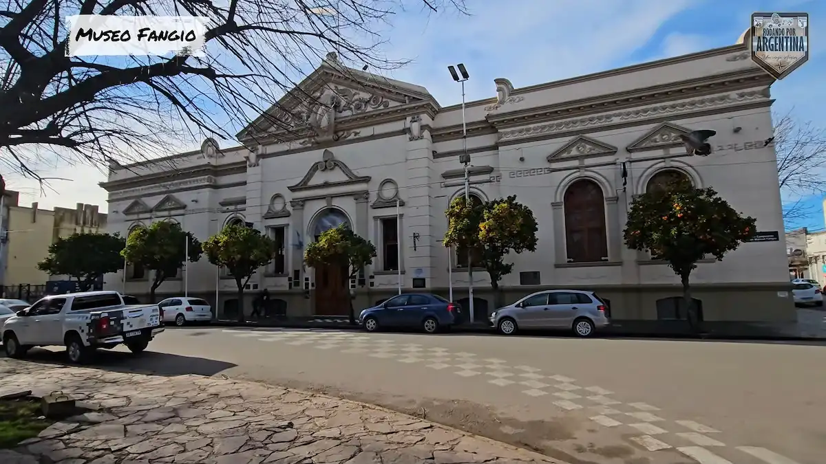 Fachada del Museo del Automovilismo Juan Manuel Fangio frente a la plaza principal de Balcarce.