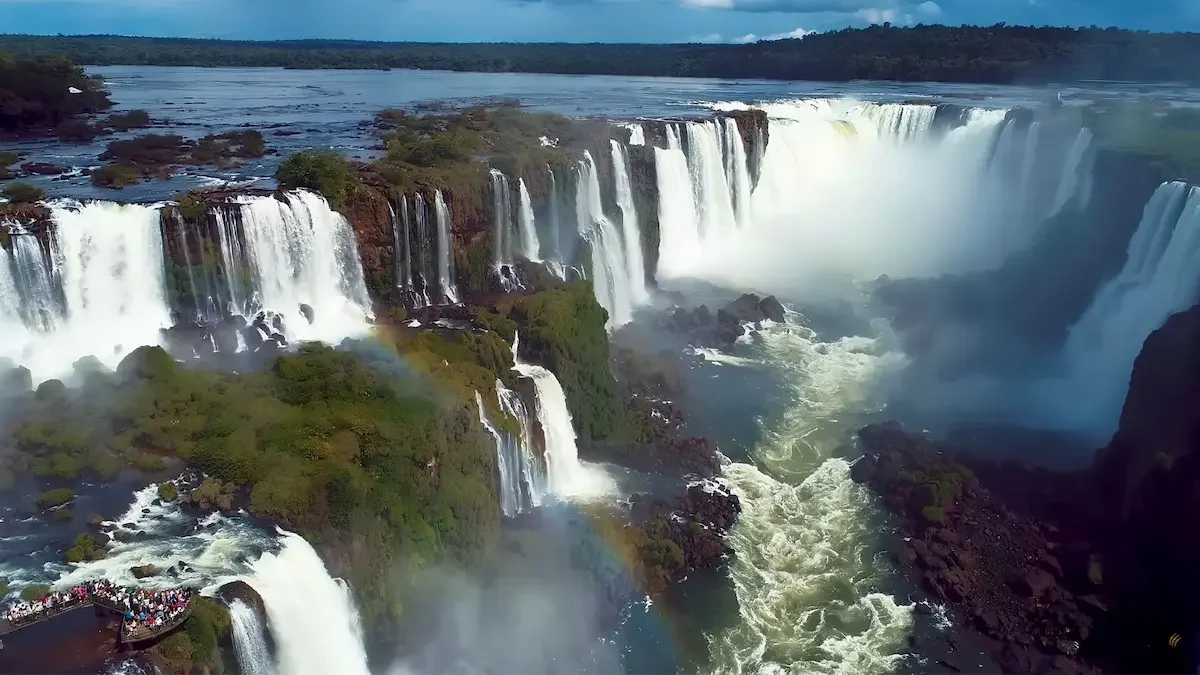 Vista panorámica de los saltos de agua de las Cataratas del Iguazú rodeados de densa vegetación selvática desde el circuito inferior.