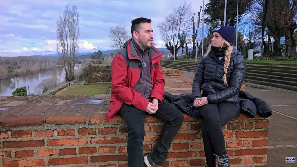 Javier, coordinador de turismo de Nacimiento, y una entrevistadora de Aventura 4x4 conversando en el Fuerte Nacimiento con vista al río.