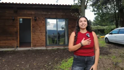 Estrella Burruezo junto a Arnau Serrado presentando la finca autosuficiente y la cabaña de campo.