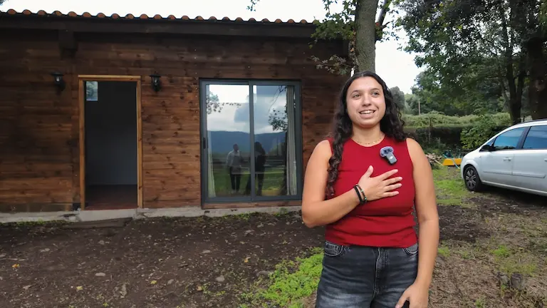 Estrella Burruezo junto a Arnau Serrado presentando la finca autosuficiente y la cabaña de campo.