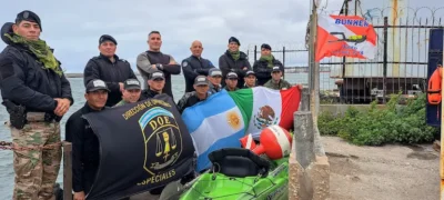 Cursantes e instructores de la DOE junto a Claudio Marino en la etapa de buceo del XXVII Curso Comando Penitenciario en Mar del Plata.