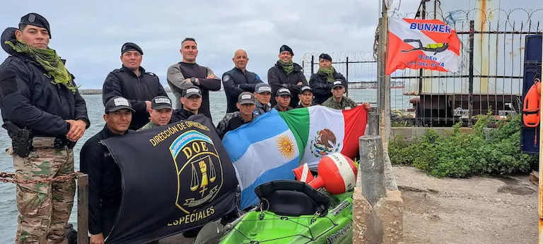 Cursantes e instructores de la DOE junto a Claudio Marino en la etapa de buceo del XXVII Curso Comando Penitenciario en Mar del Plata.