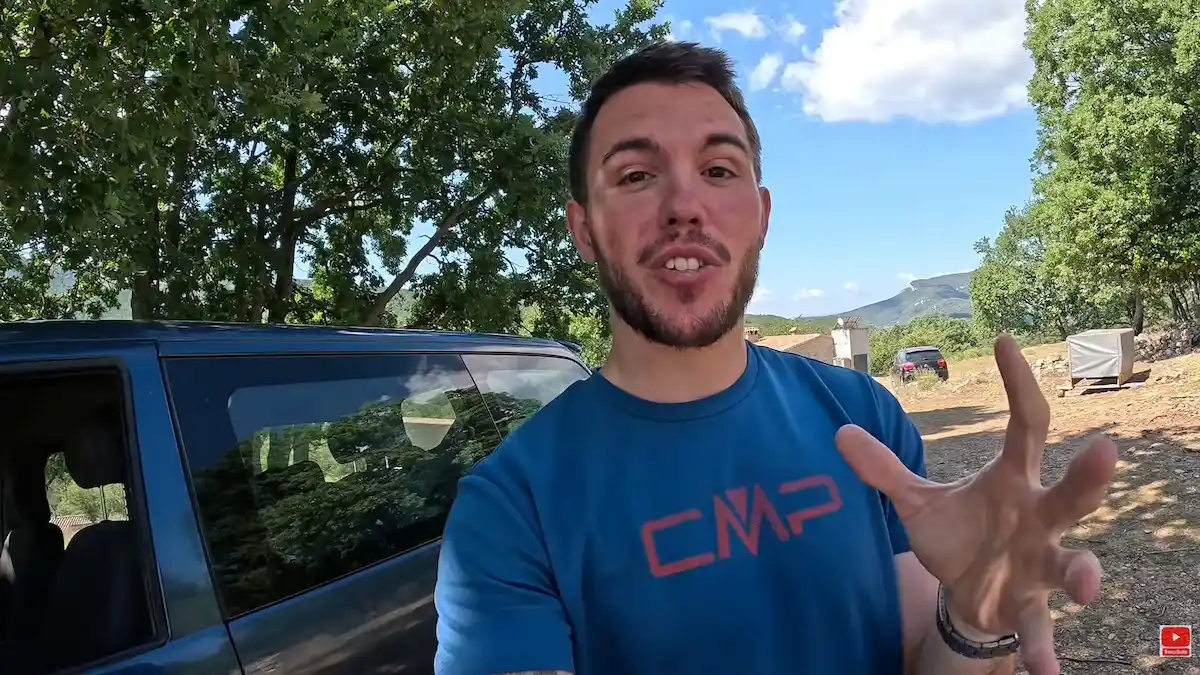 El presentador Arnau Serrado hablando a cámara junto a un vehículo azul con árboles y montañas de fondo durante la introducción de la nota.