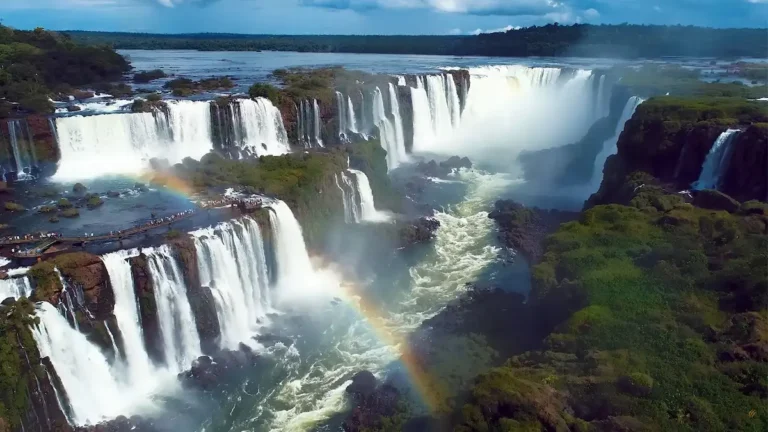 Vista panorámica de las Cataratas del Iguazú bajo un cielo azul despejado y rodeadas de selva misionera durante el invierno.