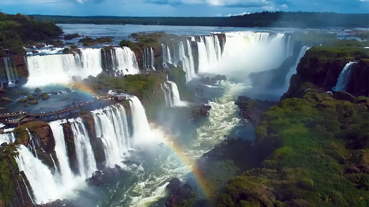 Vista panorámica de las Cataratas del Iguazú bajo un cielo azul despejado y rodeadas de selva misionera durante el invierno.