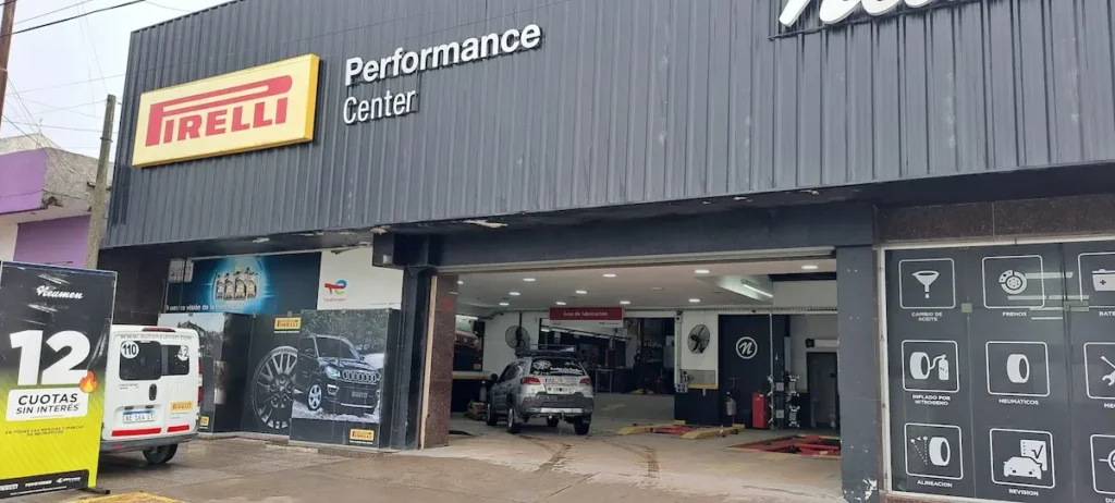 Fachada de un centro de servicios y gomería Pirelli en Necochea para calibración y control de neumáticos de camionetas 4x4