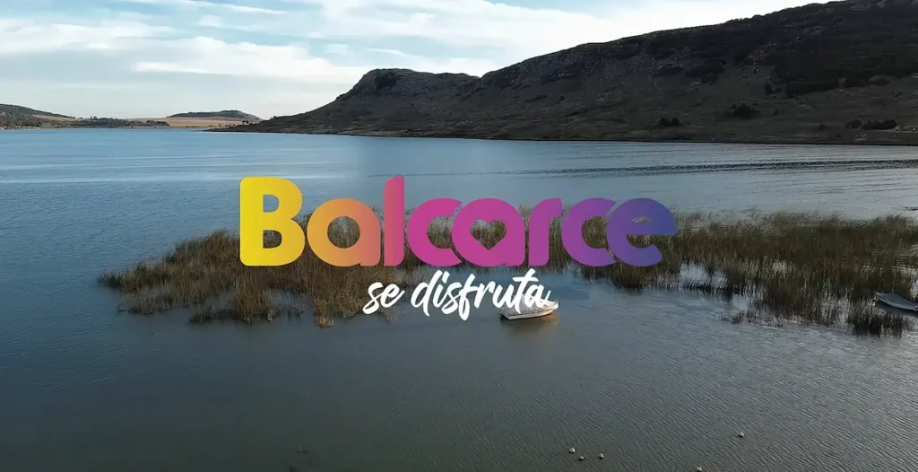 Turismo en Balcarce con vista panorámica de la Laguna La Brava y sierras bonaerenses