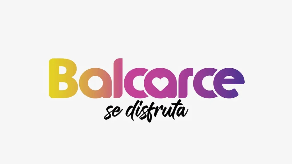 Isologotipo oficial de turismo Balcarce se Disfruta con letras en degradé y slogan manuscrito.