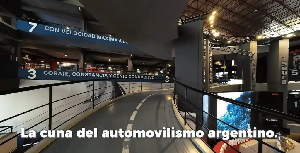 Interior del Museo Fangio con rampa helicoidal de exhibicion y leyendas del automovilismo en Balcarce