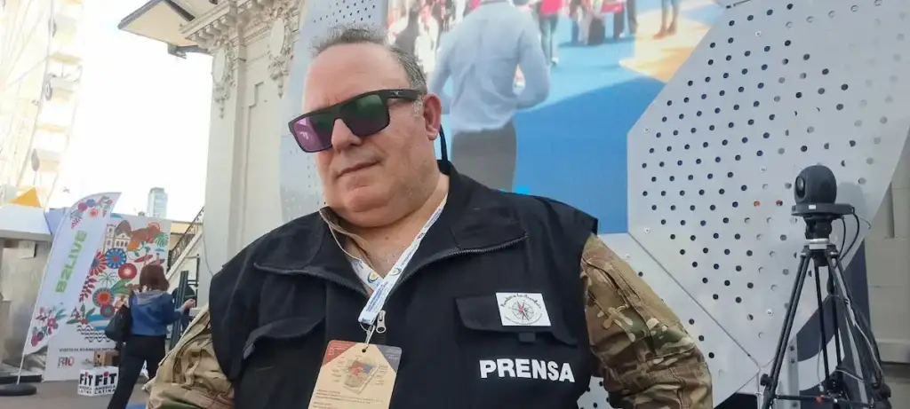 Nestor Luppino, director de Rumbo a la Aventura, con acreditación de prensa en cobertura de turismo.